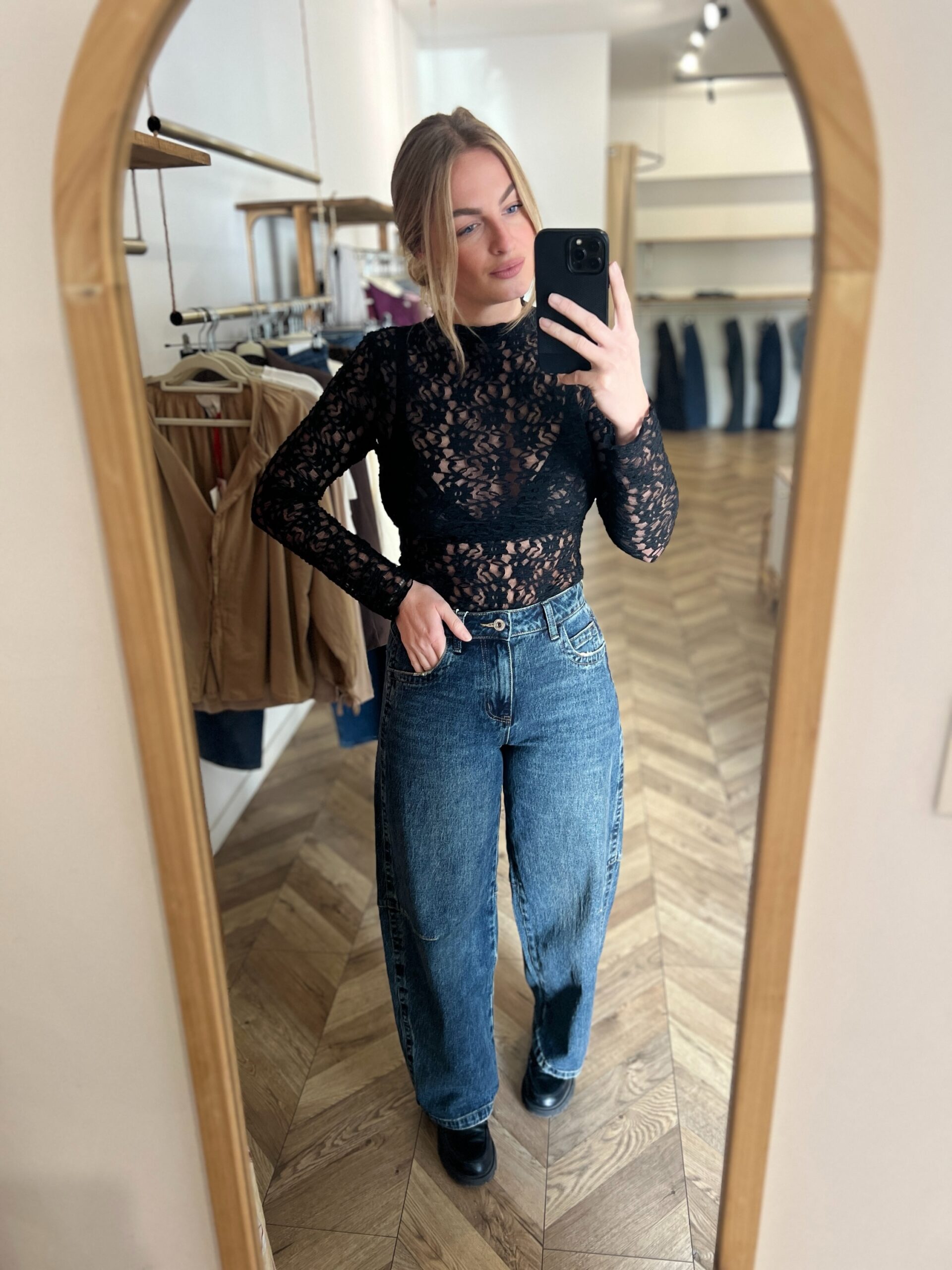 LOUISE NOIR – TOP DENTELLEN